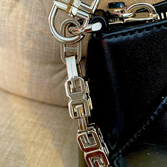 Givenchy - Picture 3 of 4